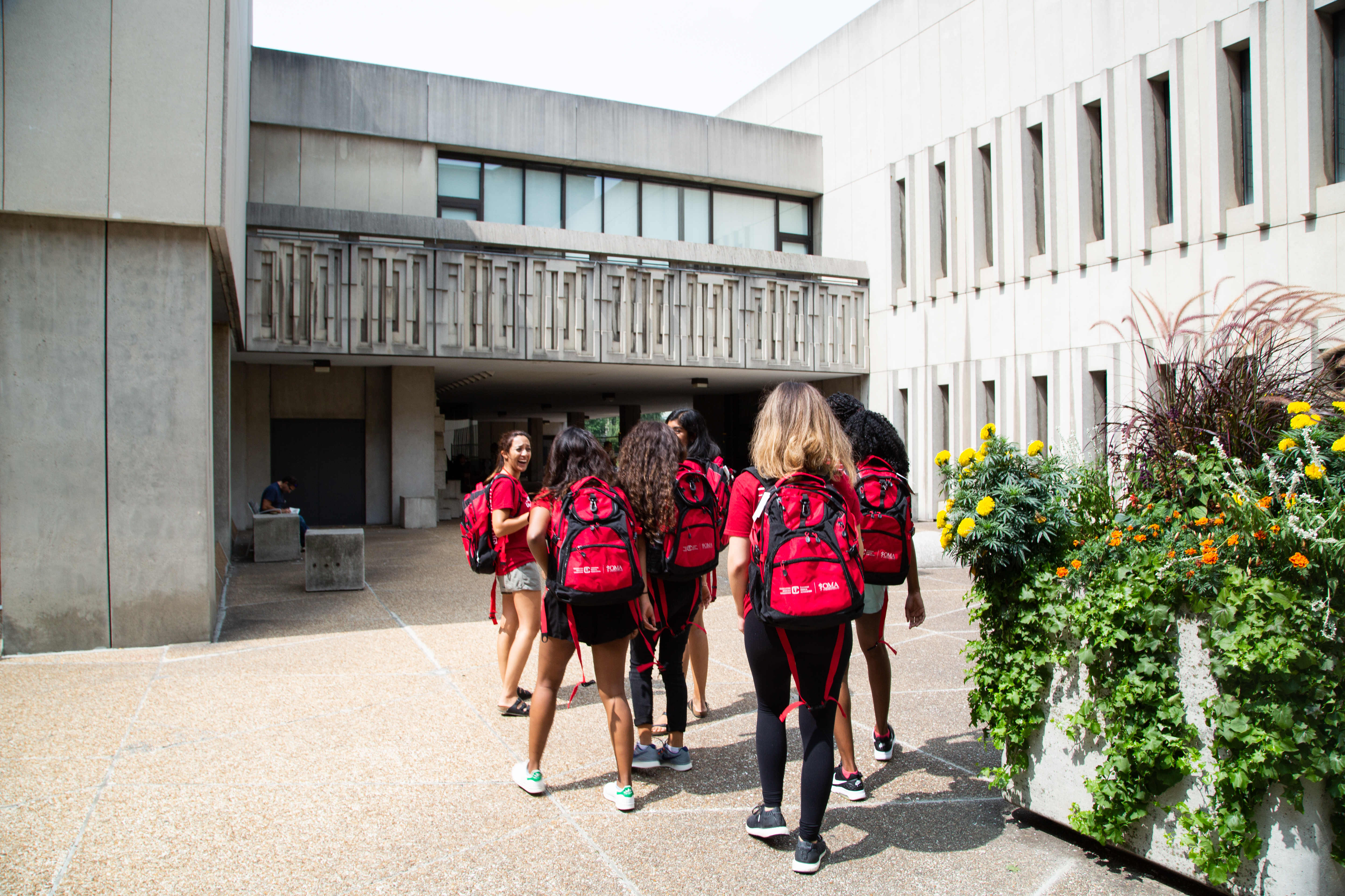 2nd Year Medical Students Entering the Medical Science Building